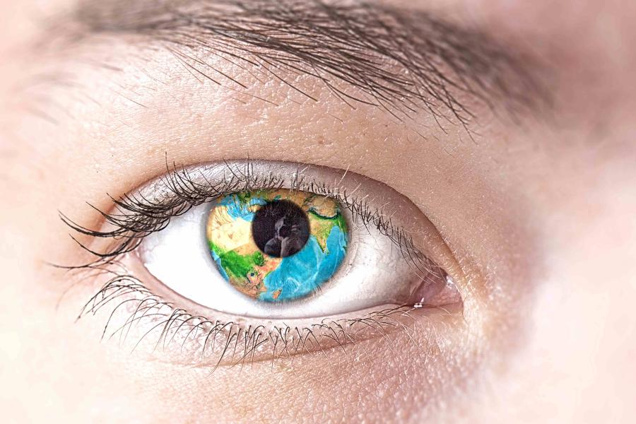Ett öga med ett jordklot i pupillen 