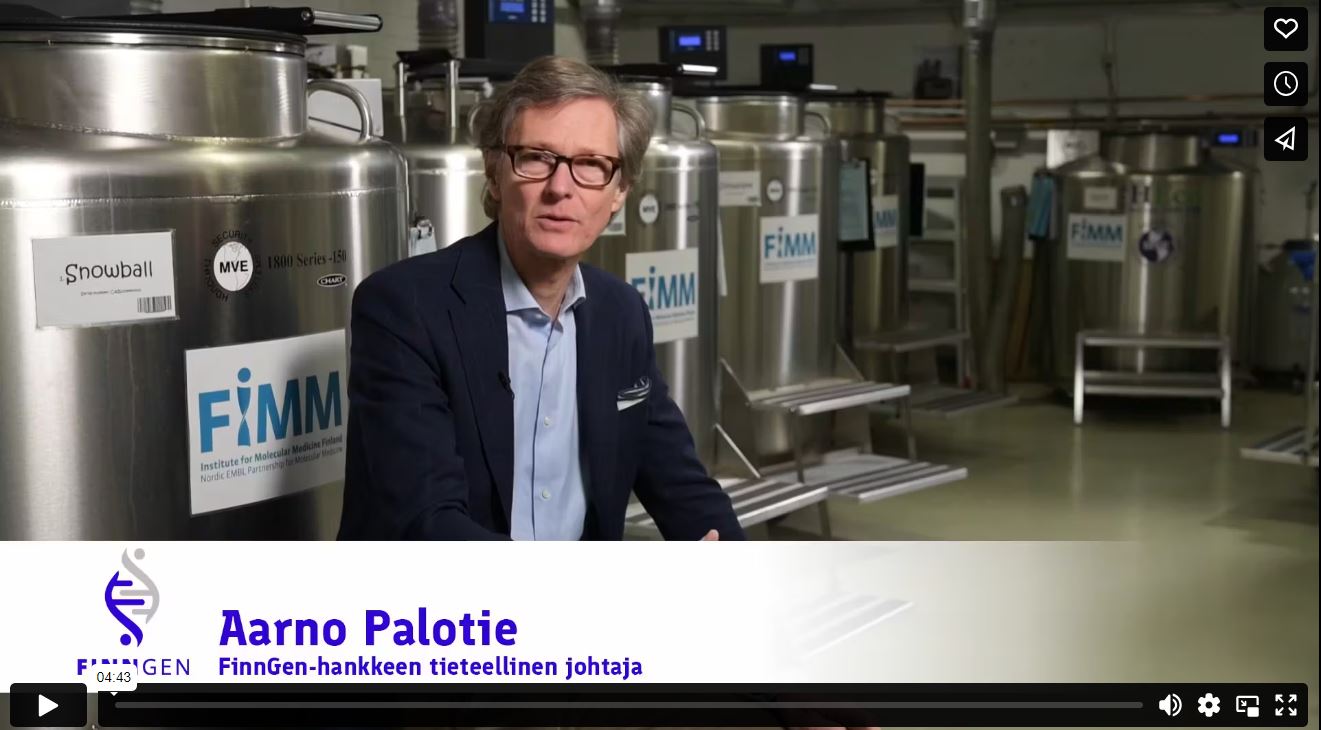 Haastatteluvideon esikatselukuva, jossa Aarno Palotie istuu biopankkinäytteiden säilytystilassa.