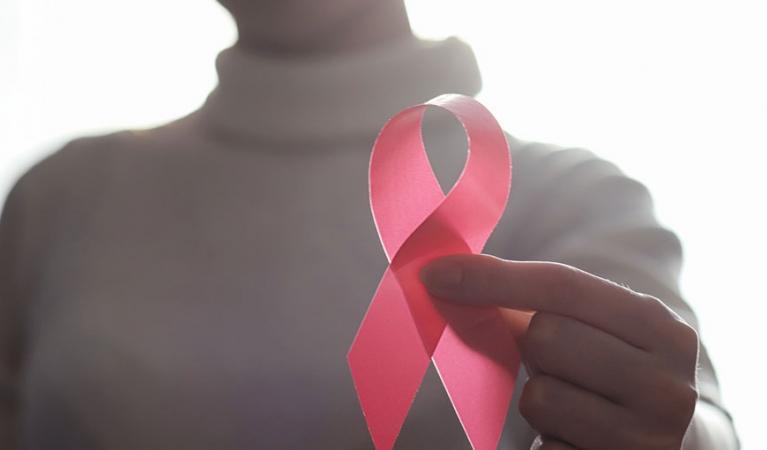 En kvinna med rosa bandet.