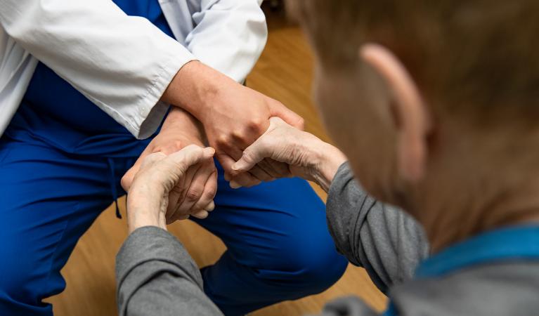Läkaren bedömer patientens funktionsförmåga.