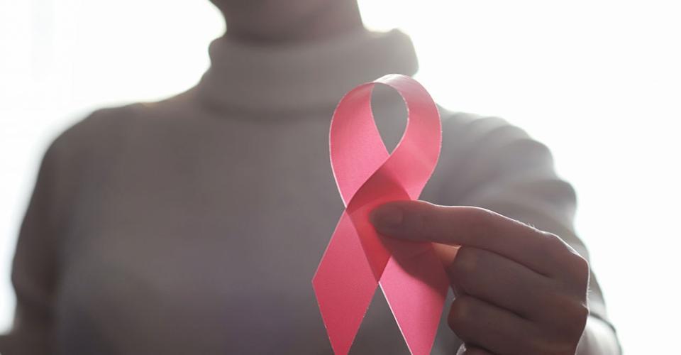 En kvinna med rosa bandet.