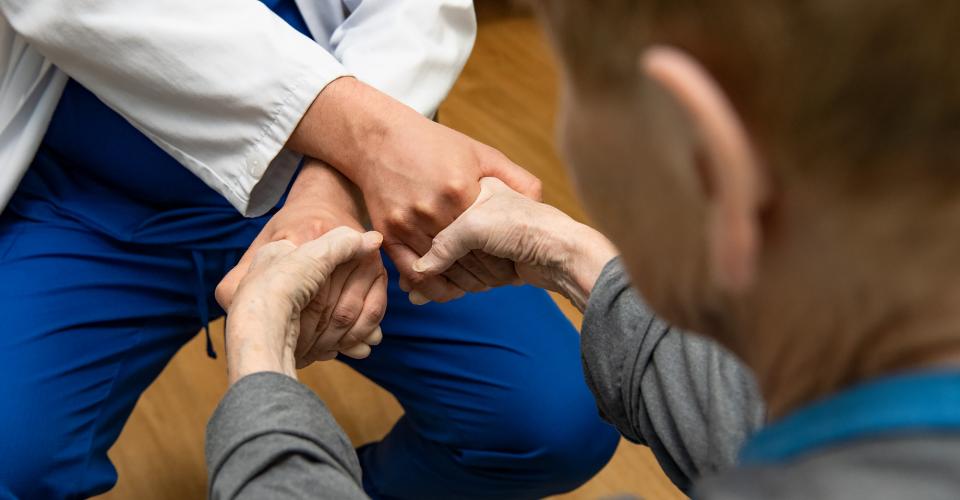 Läkaren bedömer patientens funktionsförmåga.