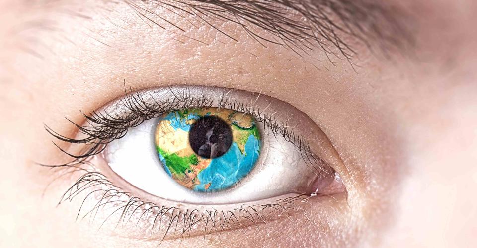 Ett öga med ett jordklot i pupillen 