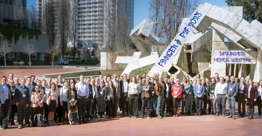 Ryhmäkuva FinnGen-tutkimuksen F2F-kokouksen osallistujista San Franciscossa 2023.