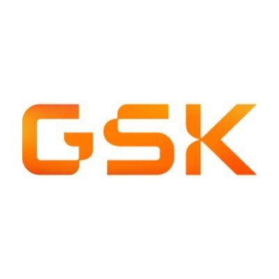 Logo, jossa teksti GSK on kirjoitettu oranssein rikkonaisin isoin kirjaimin