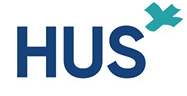 HUS-logotypen med ‘HUS’ skrivet med stora bokstäver i mörkblå färg och en turkos grafisk form placerad i det övre högra hörnet