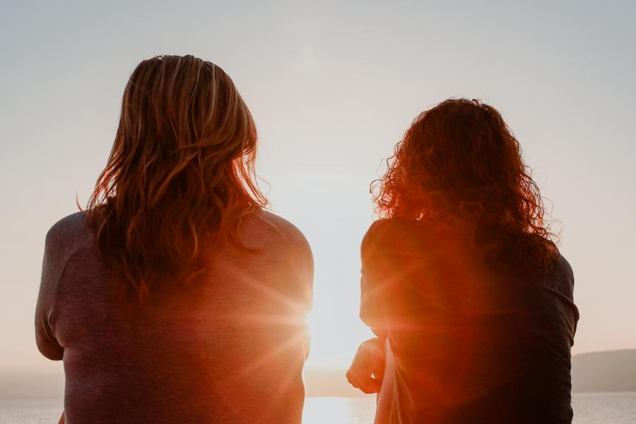 Två kvinnor och solnedgång. 