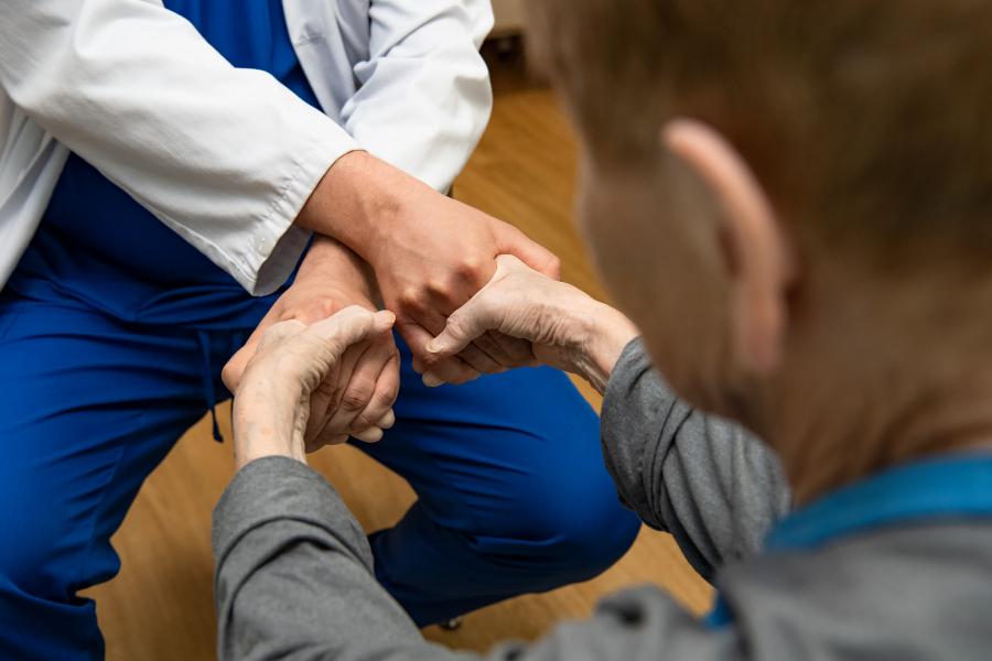 Läkaren bedömer patientens funktionsförmåga.